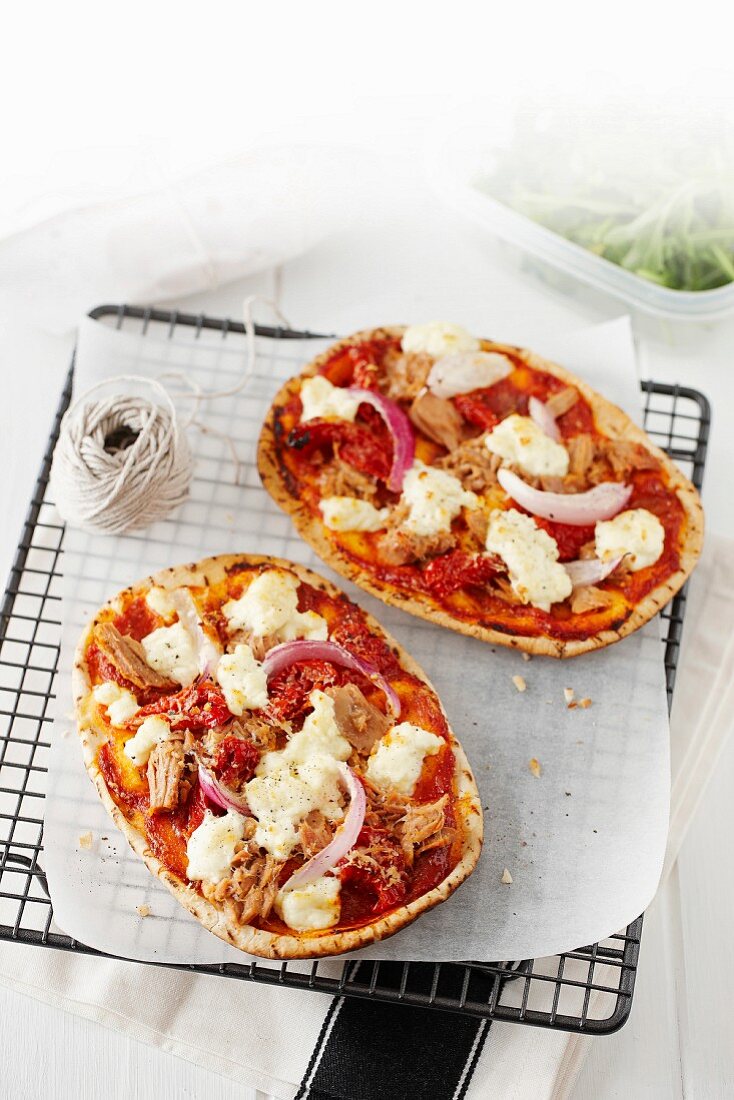 Quick pita bread pizza with ricotta, tuna and red onions