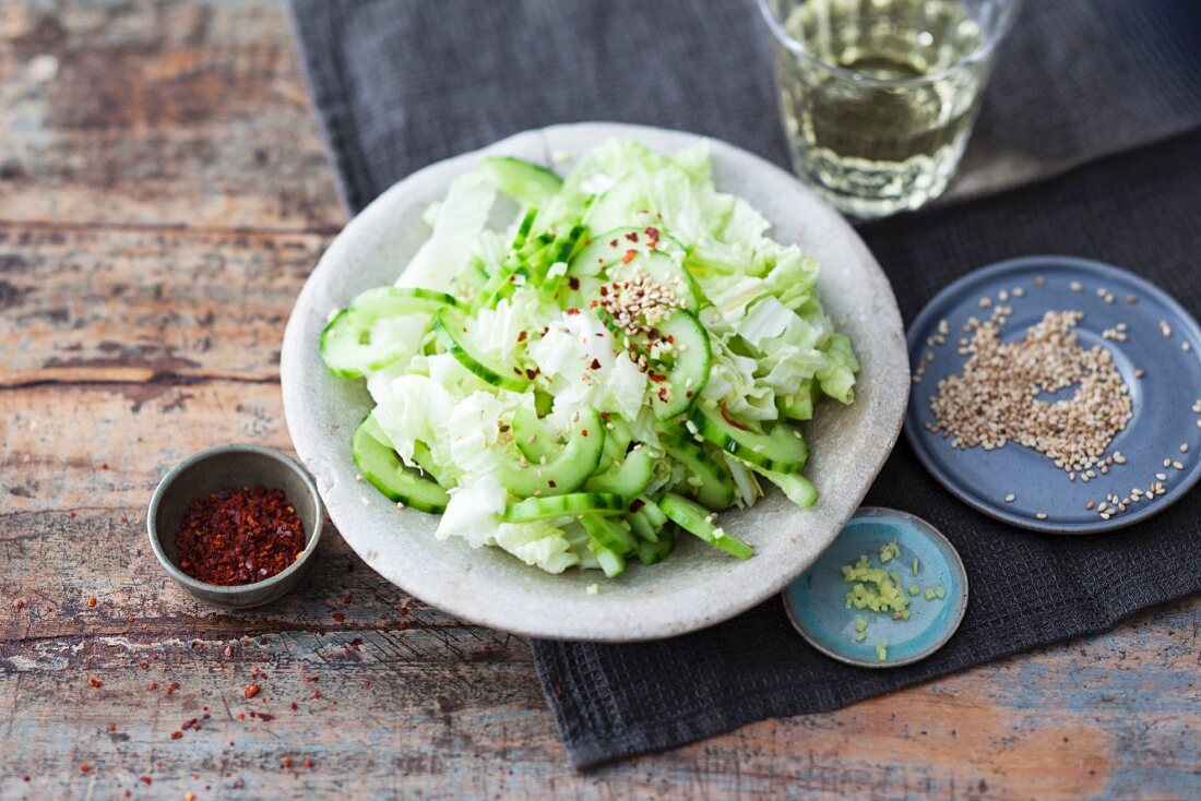 Gurkensalat mit Chinakohl als Beilage zum Raclette