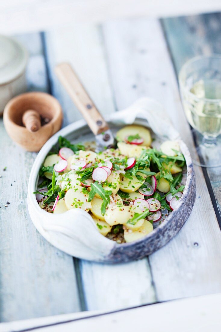 Kartoffelsalat mit Radieschen & Rucola als Beilage zum Raclette