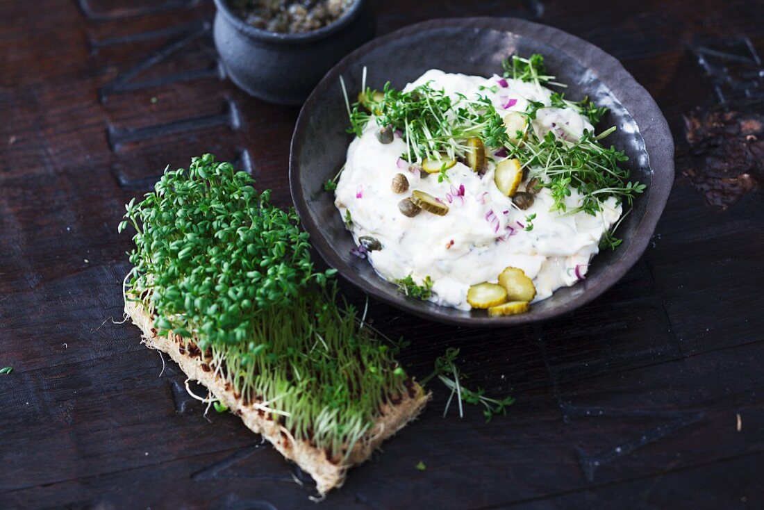 Kresse-Remoulade mit Kapern & Essiggurken als Beilage zum Raclette