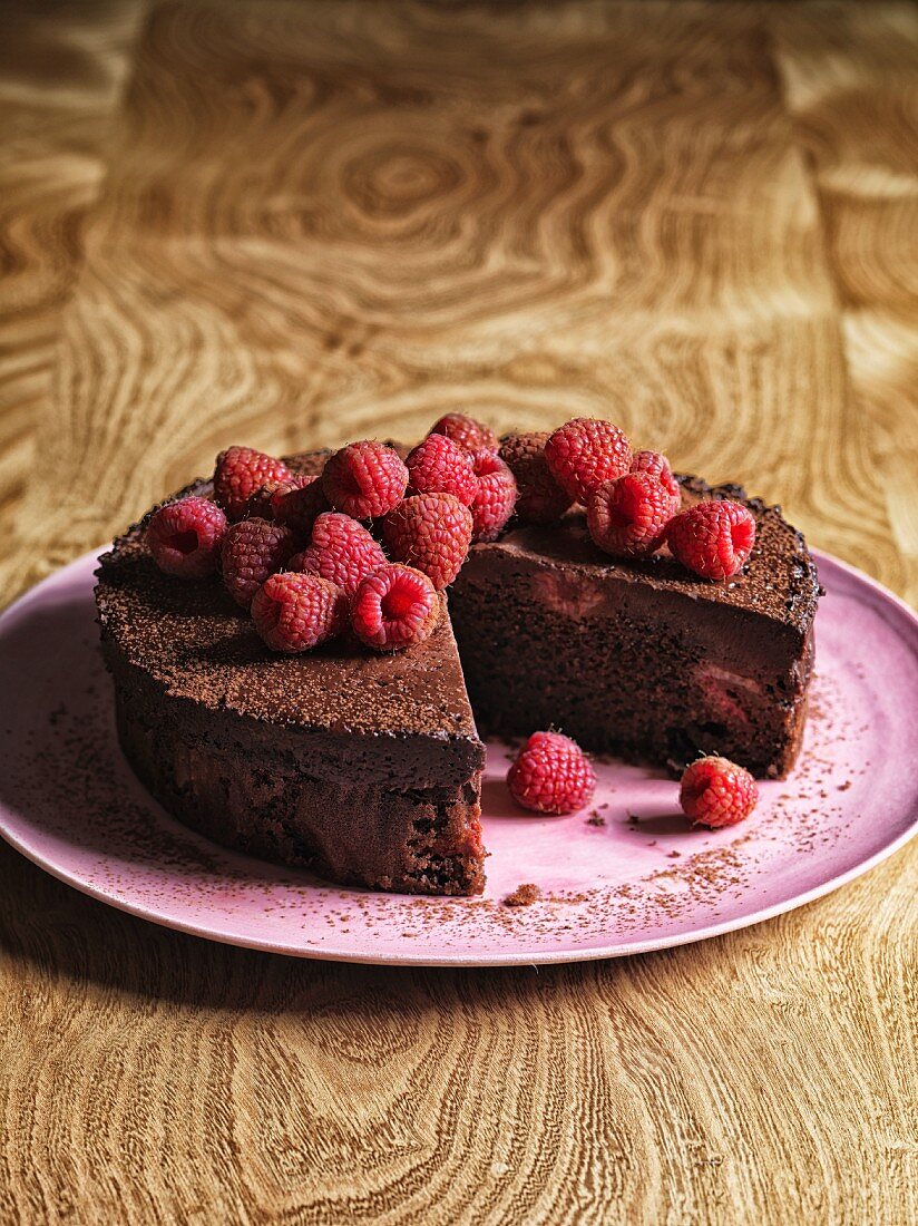 Schokoladenkuchen mit Himbeeren