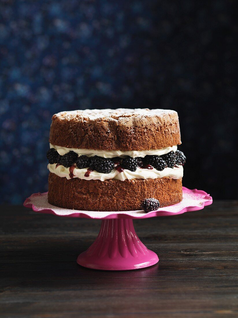 Cinnamon cake with blackberries and cream