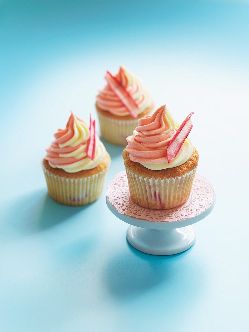 Cupcakes with rhubarb and vanilla cream