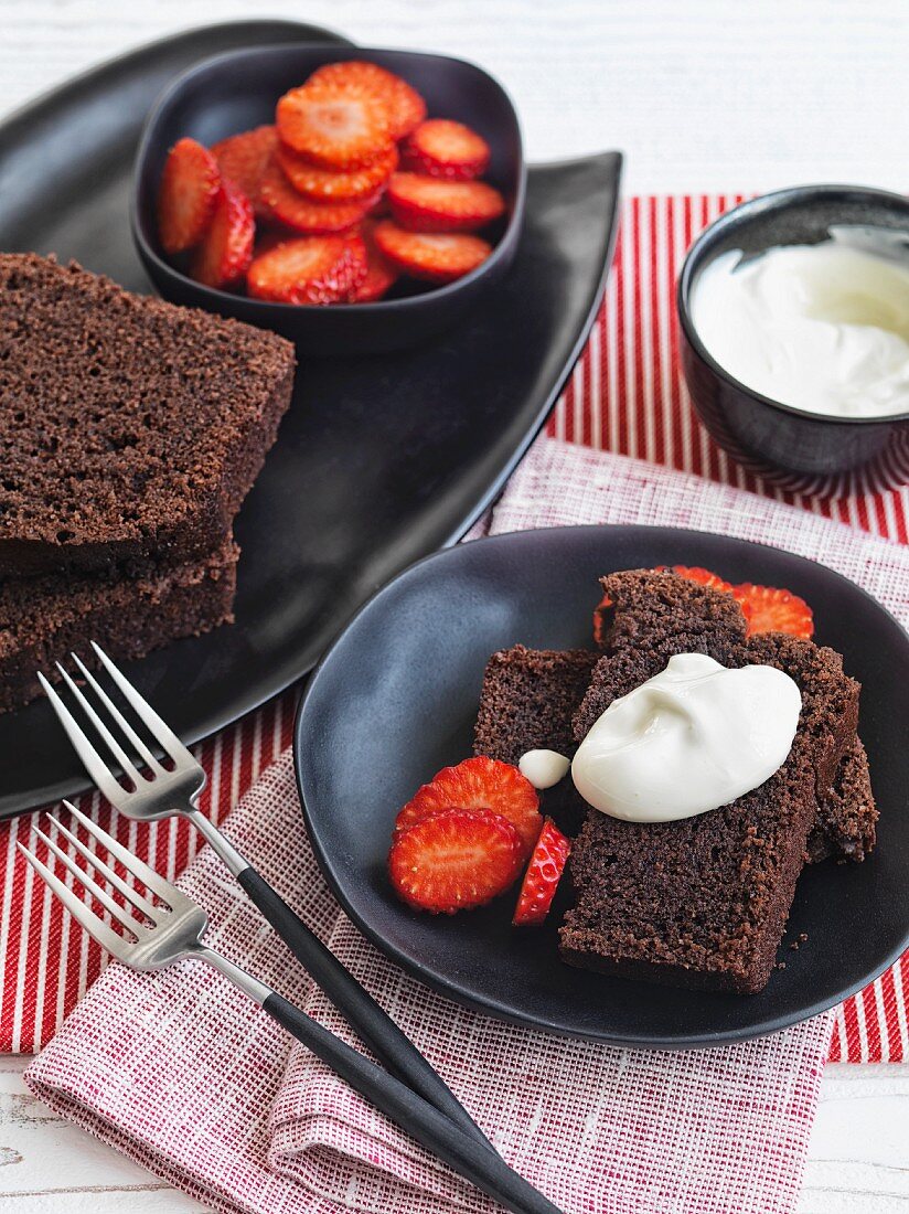 Schokoladenkuchen aus Spanien mit Erdbeeren und Sahne