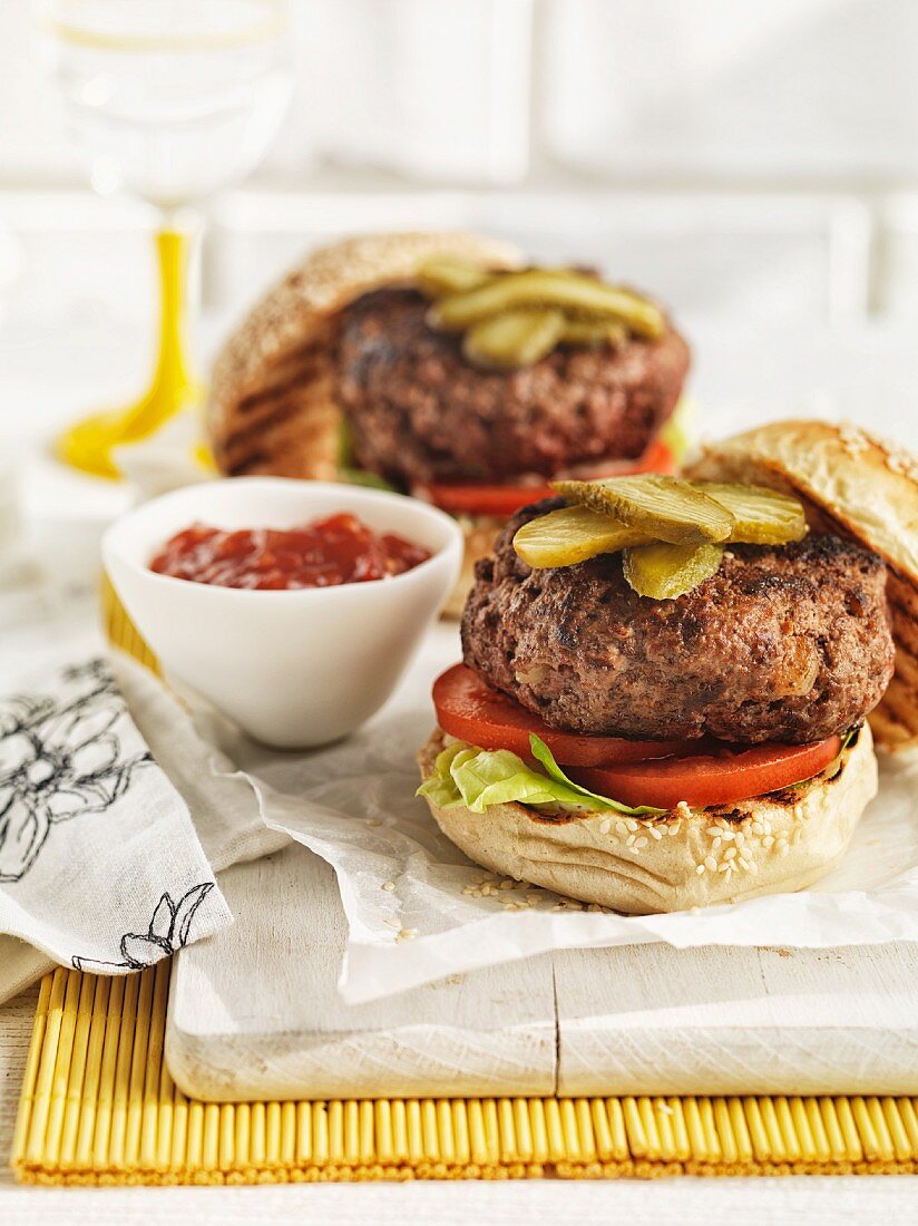 Beefburgers with horseradish and gherkins