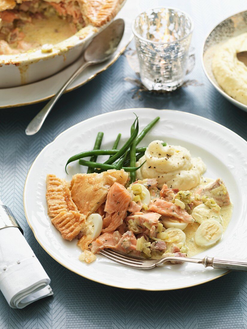 Lachspie mit Bacon, Wachteleiern, Lauch, grünen Bohnen und Kartoffelpüree (England)