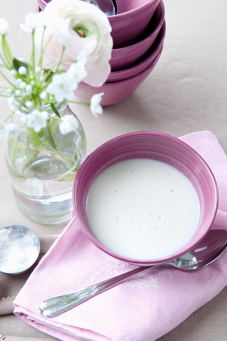 Saure Suppe in einer lila Schale