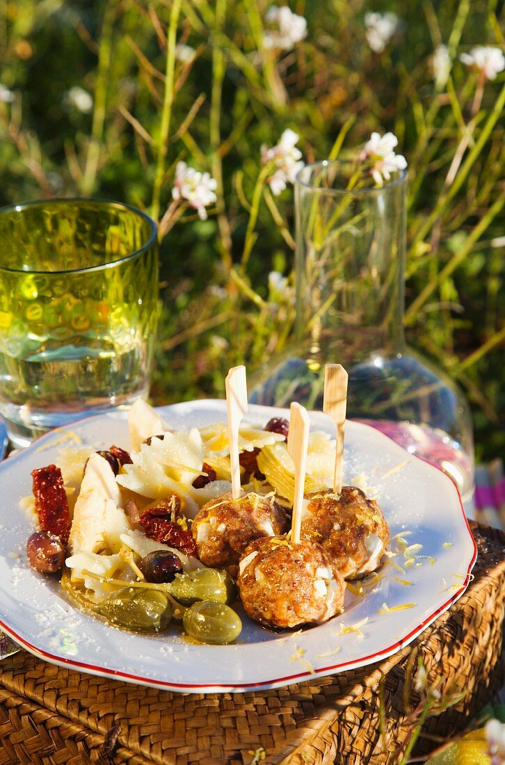 Nudelsalat mit Kapern und Käse-Hackbällchen zum Picknick