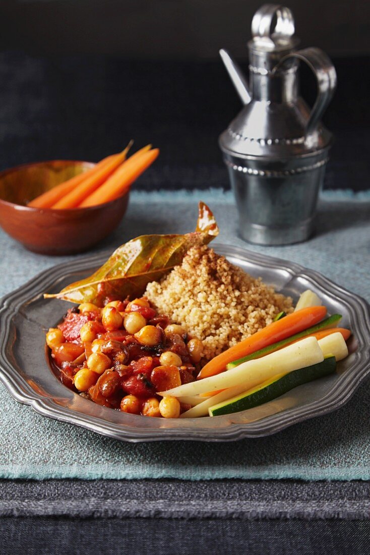Spicy couscous with dates and chickpeas