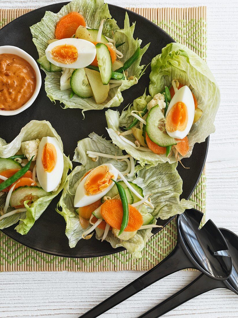 Gefüllte Salatblätter mit Gemüse und hartgekochten Eiern (Indonesien)