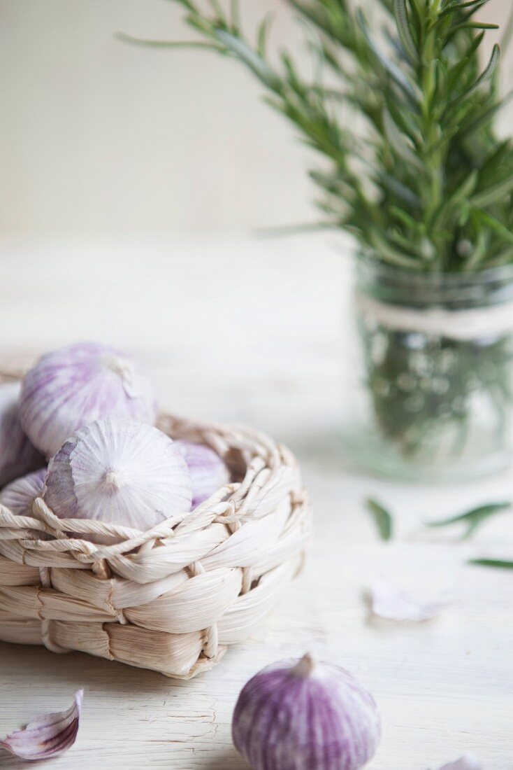 Ackerknoblauch im Korb und Rosmarinzweig im Glas