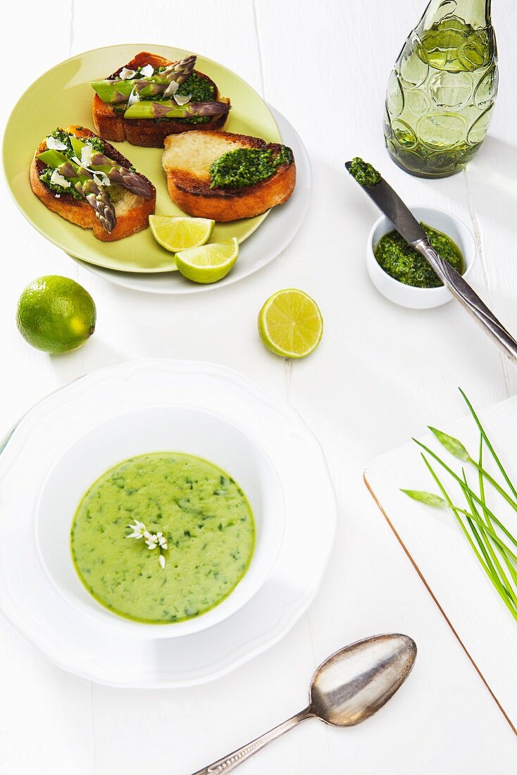 Bärlauchsuppe und Röstbrote mit Bärlauchpesto