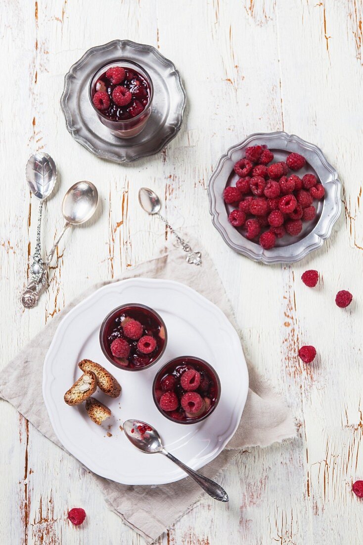 Schokoladen-Himbeer-Mousse im Glas