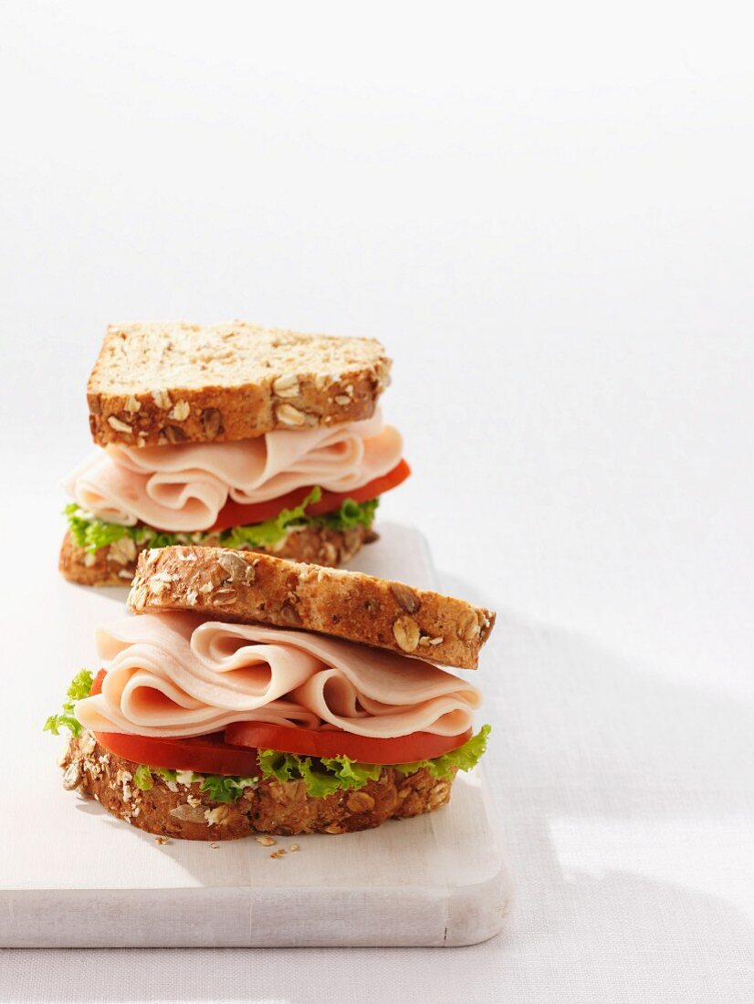 Sandwiches mit Hähnchenbrust, Tomaten und Salat