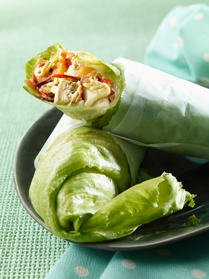 Salat-Wraps mit Tofu, Räucherlachs, Sprossen und Chili