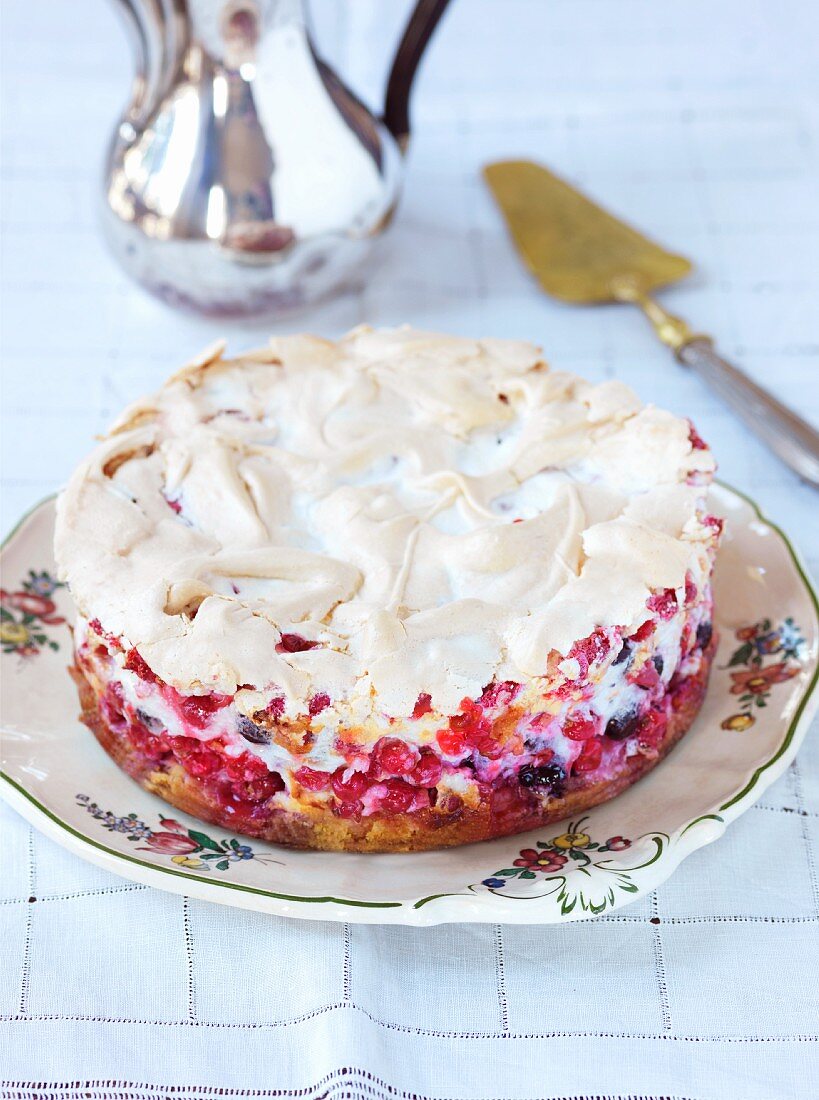 Redcurrant meringue cake