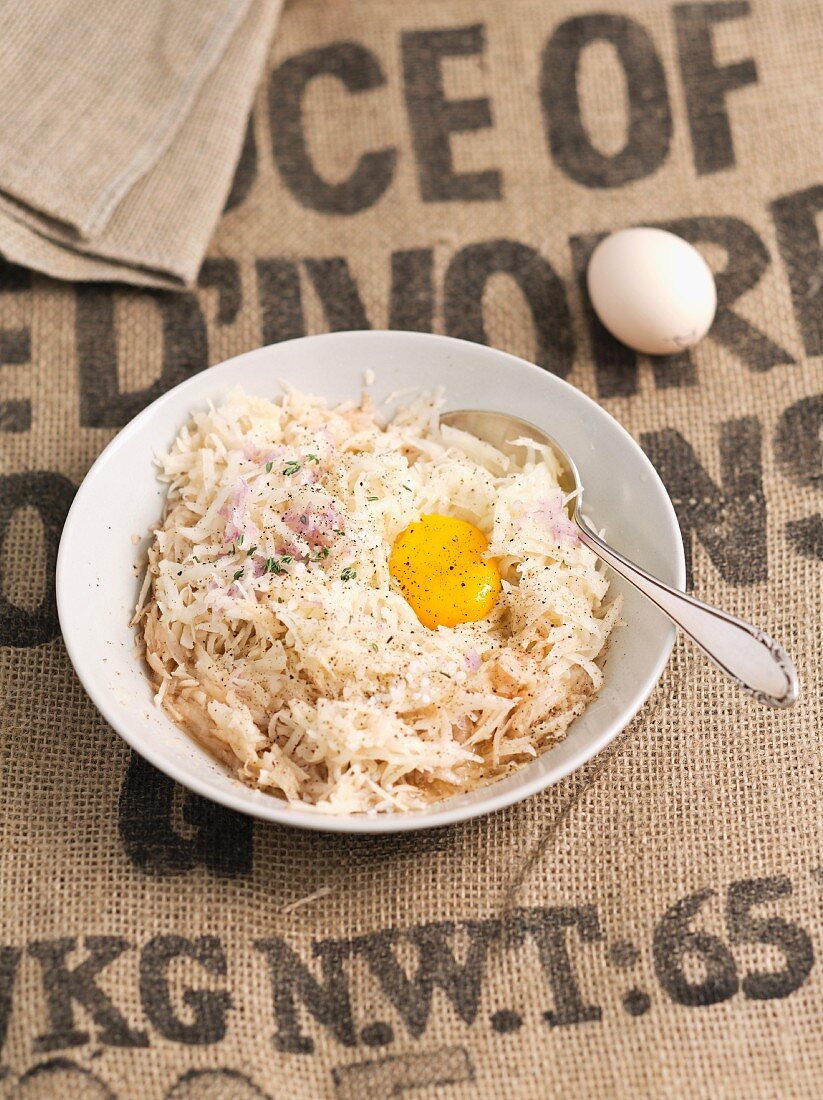 Grated potatoes with shallots and egg
