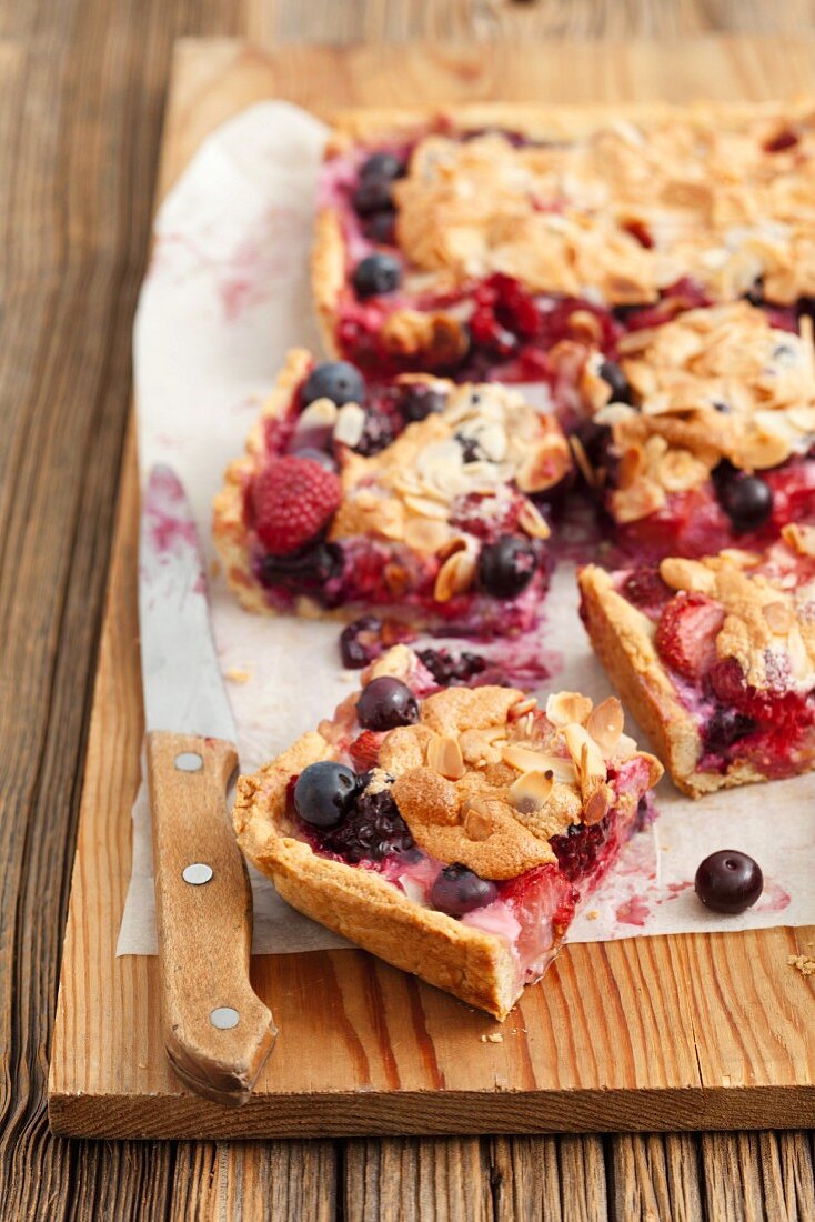 Berry cake with meringue