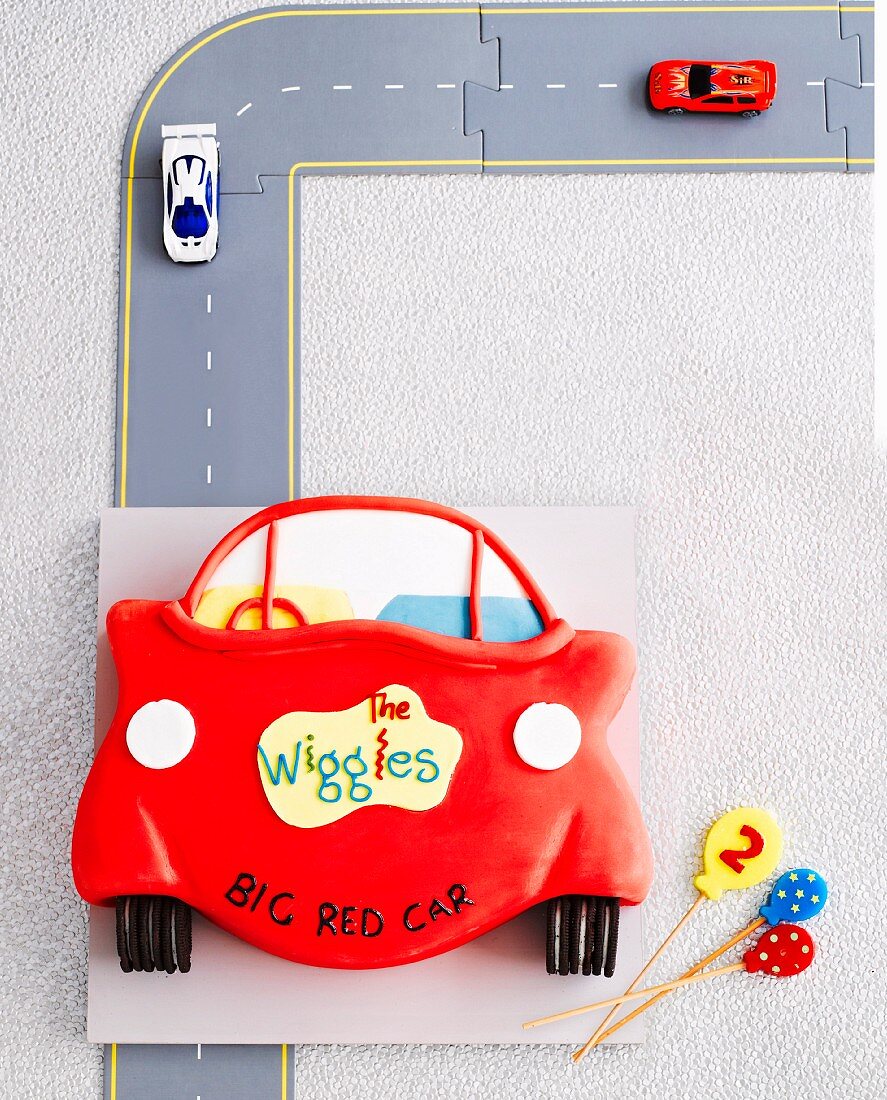 Lustige Torte in Form eines roten Autos