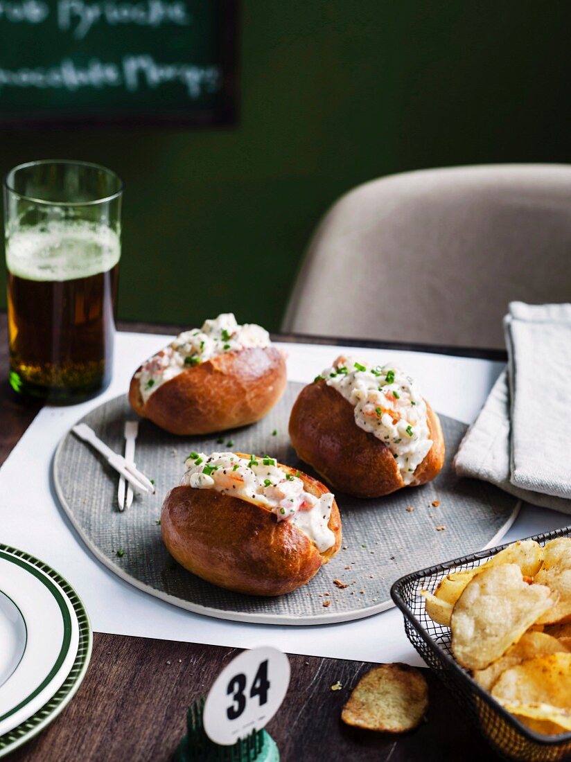 Krabbenbrötchen mit Kartoffelchips