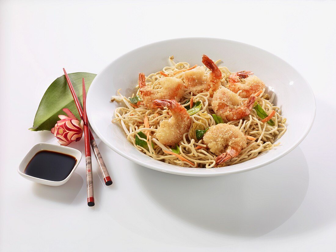 Gebratene Nudeln mit Shrimps und Sojasauce (China)