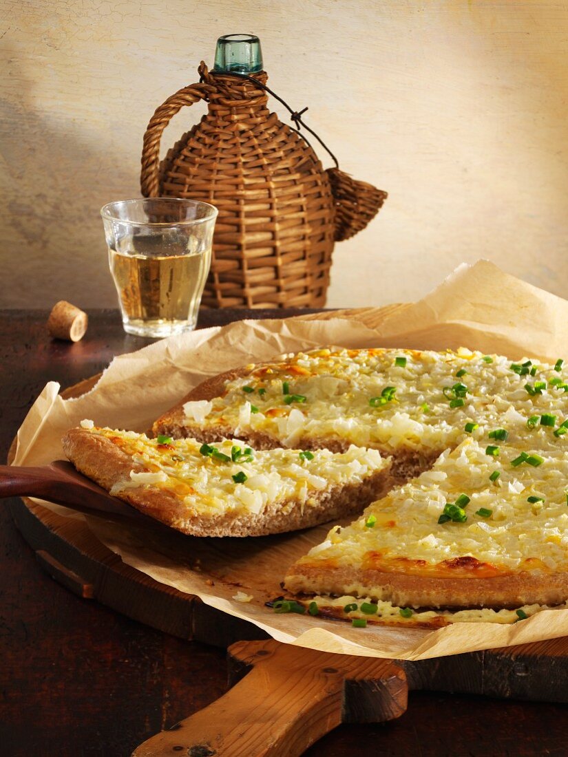 Dinkel-Flammkuchen mit Zwiebeln & Gouda