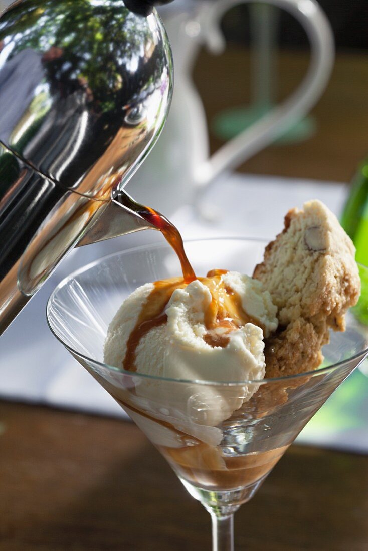 Affogato al caffè (Espresso mit Vanilleeis, Italien)