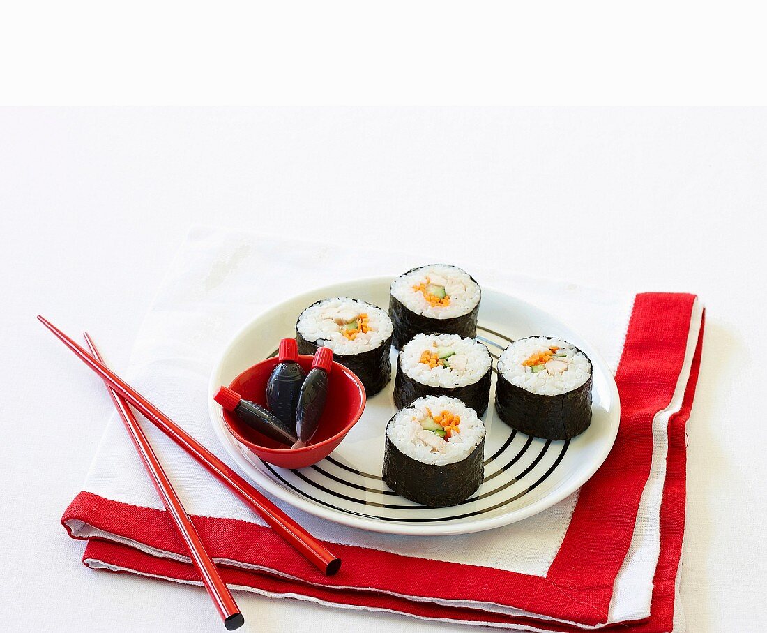 Hoso-Maki Sushi mit Hähnchenfleisch