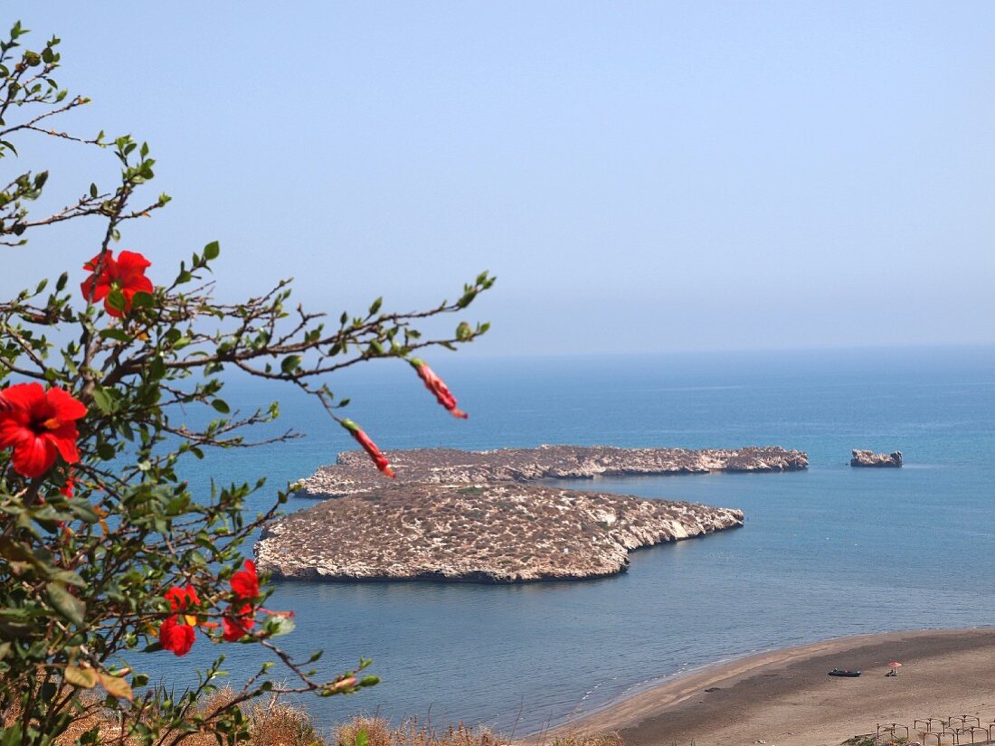 Blick vom Hotel Casa Paca auf die Insel Penon de Alhucemas (Al Hoceima) an der Mittelmeerküste Marokkos