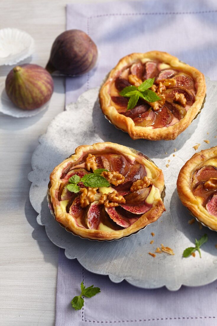 Fig and goat's cheese tartlets with caramelised walnuts