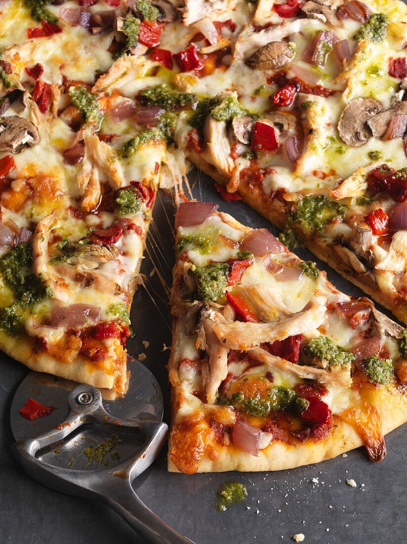 Pizza with pesto and chicken