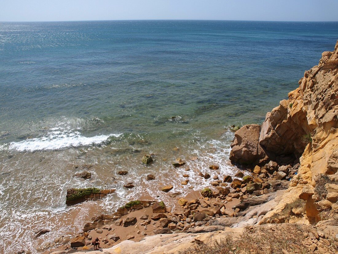 Blick auf den felsigen Strand Paradise Beach in Asilah, Marokko