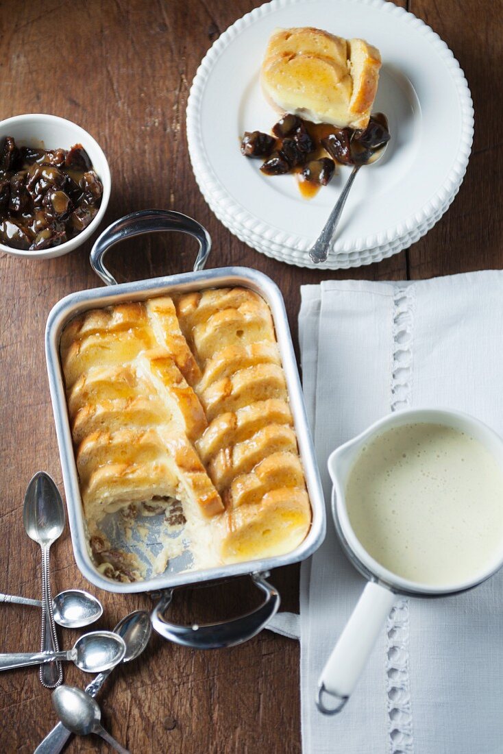 Friesischer Brotpudding mit Vanillesauce