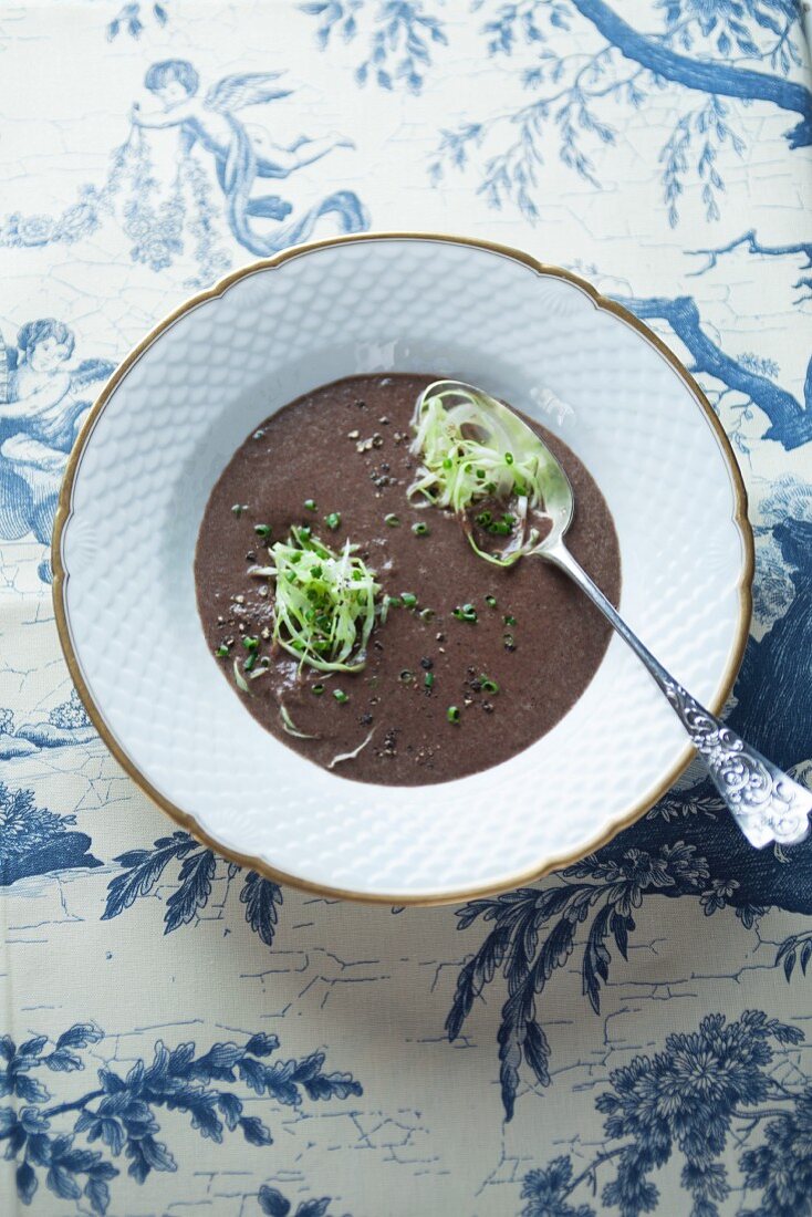 Blutwurstsuppe mit Spitzkohl