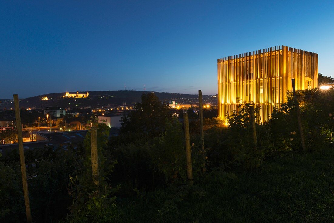 Beleuchtetes Gutsgebäude; Weingut am Stein, Würzburg