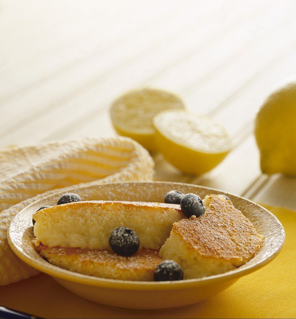 Zitronenkuchen mit Blaubeeren und Puderzucker