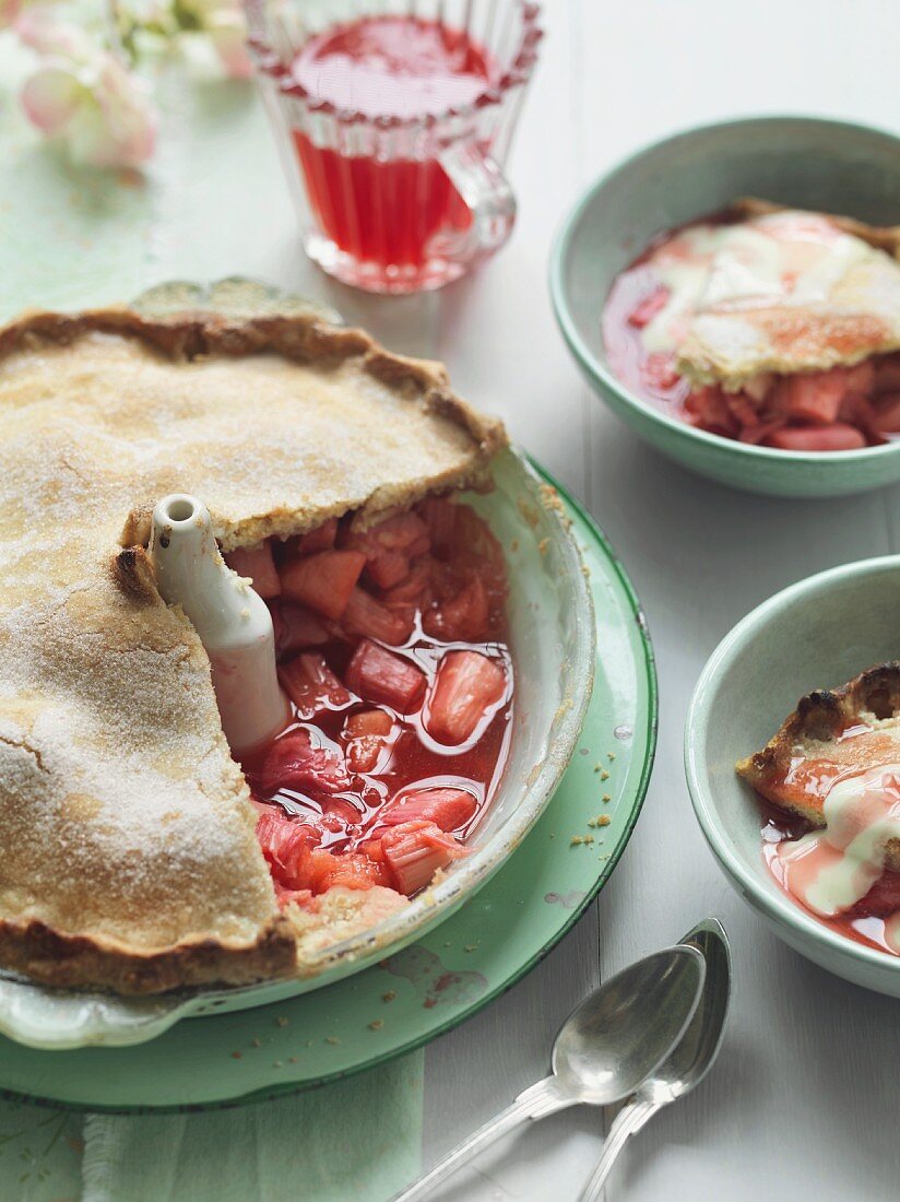 Rhubarb pie with ginger