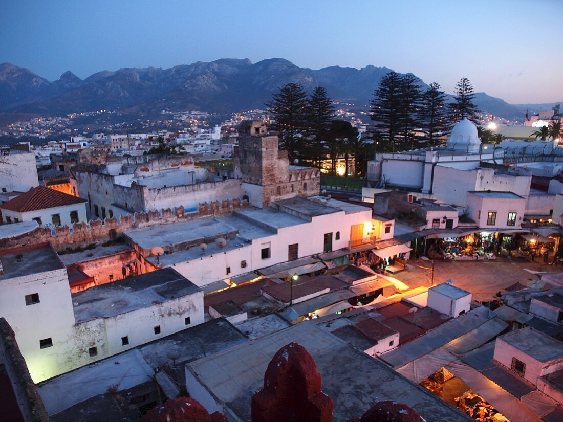 Blick auf die Medina von Tetouan in der blauen Stunde, Marokko