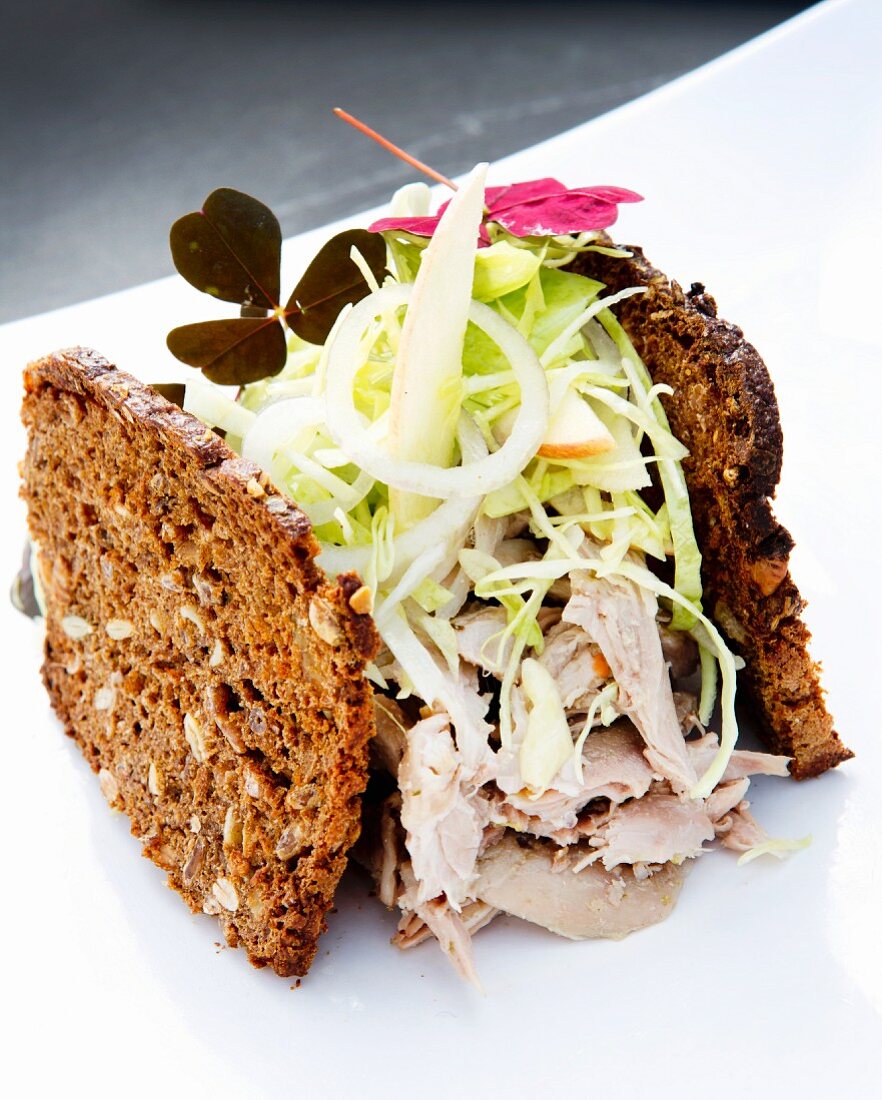 Pulled pork with white cabbage and wholemeal bread