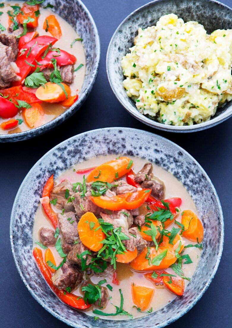 Beef goulash with carrots, peppers and mashed potatoes