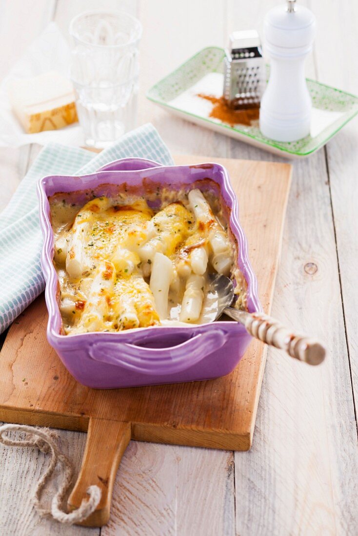 Asparagus gratin with Parmesan and nutmeg