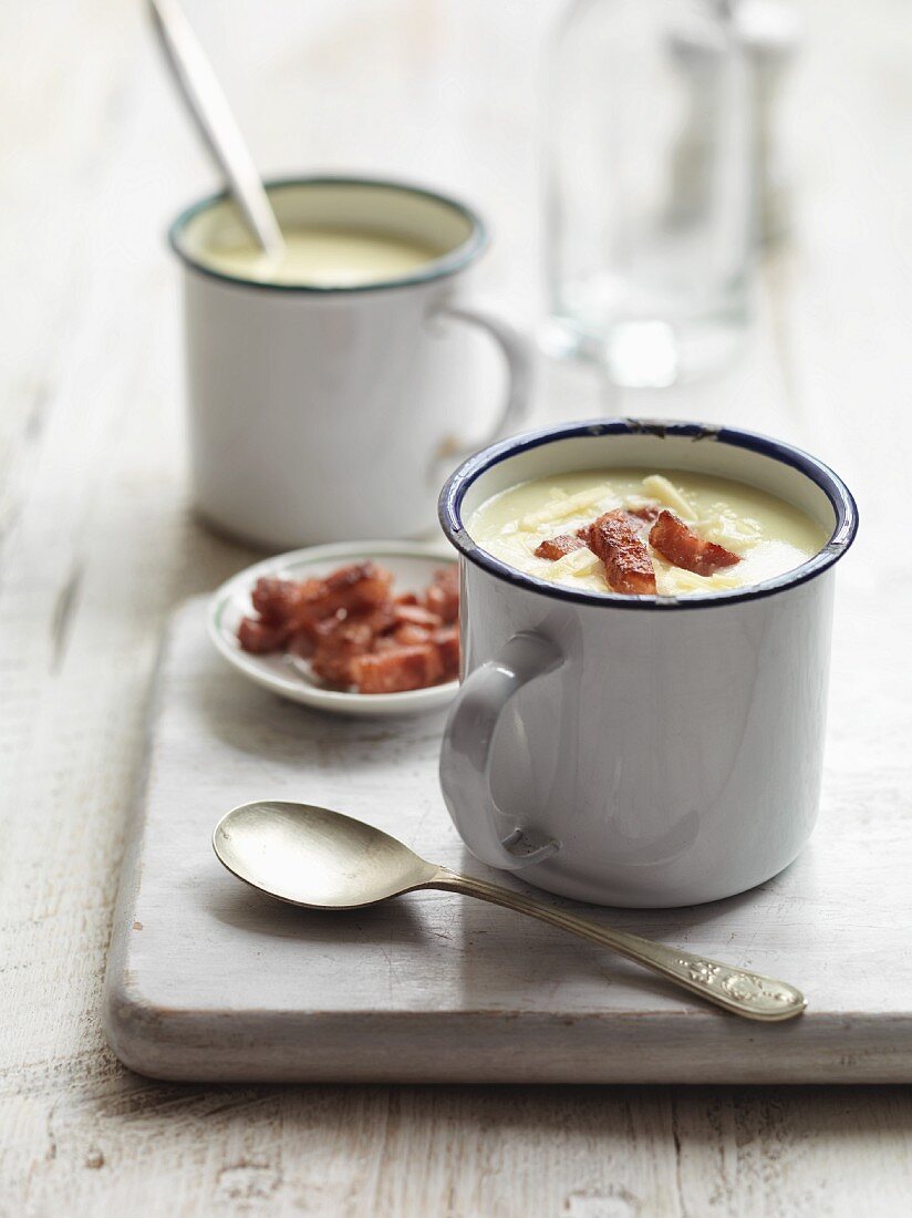 Herzhafte Kartoffel-Käse-Suppe mit knusprigem Speck