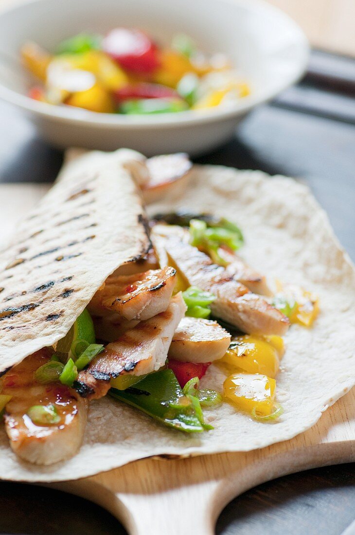 Tortilla mit Hähnchen und Paprikaschoten (Close Up)