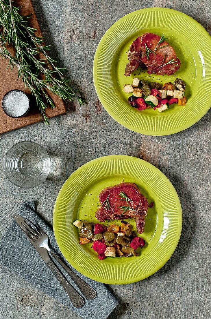 Schweinekoteletts mit Rosmarin und Gemüse