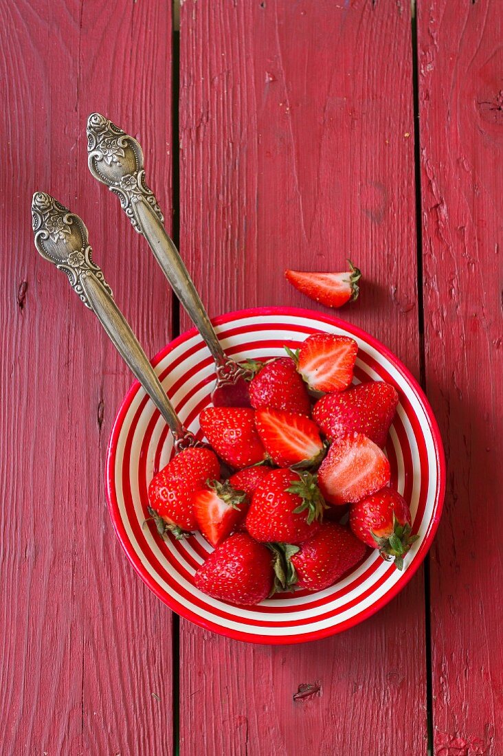 Erdbeeren in gestreifter Schale