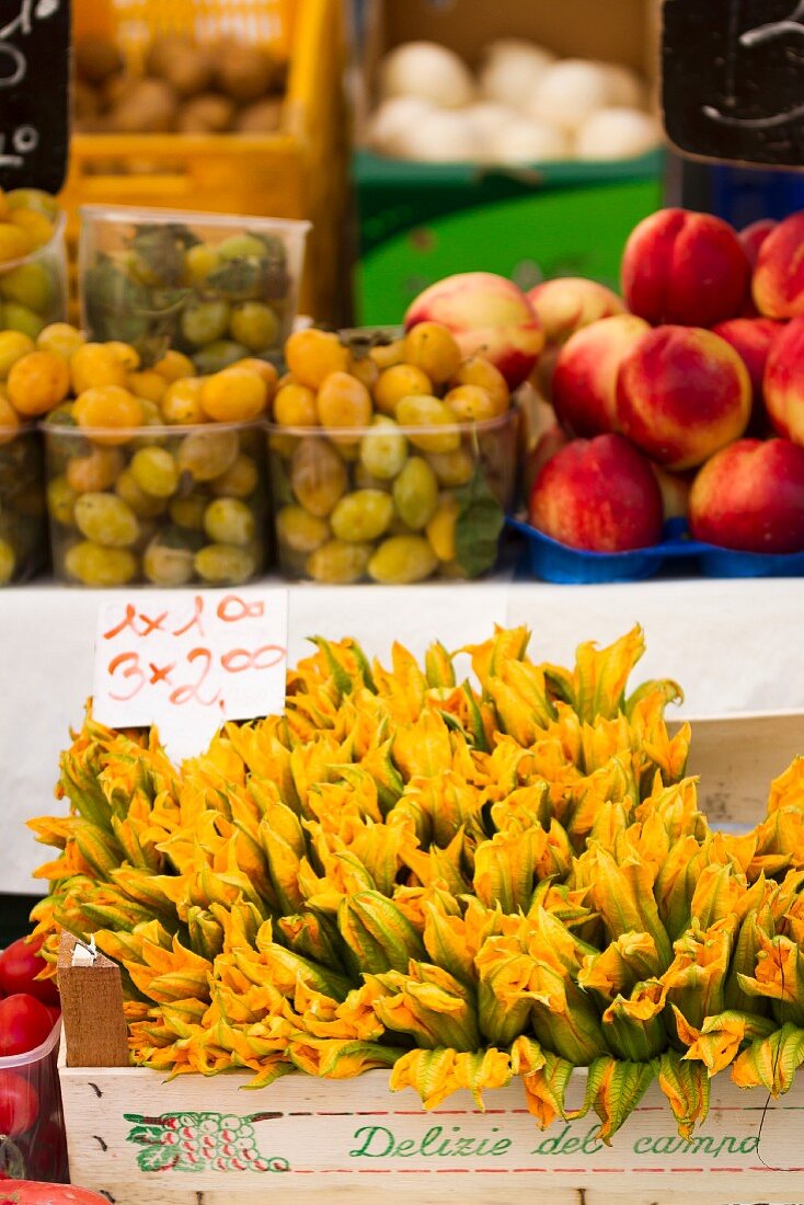 Zucchiniblüten, Trauben und Nektarinen auf dem Markt