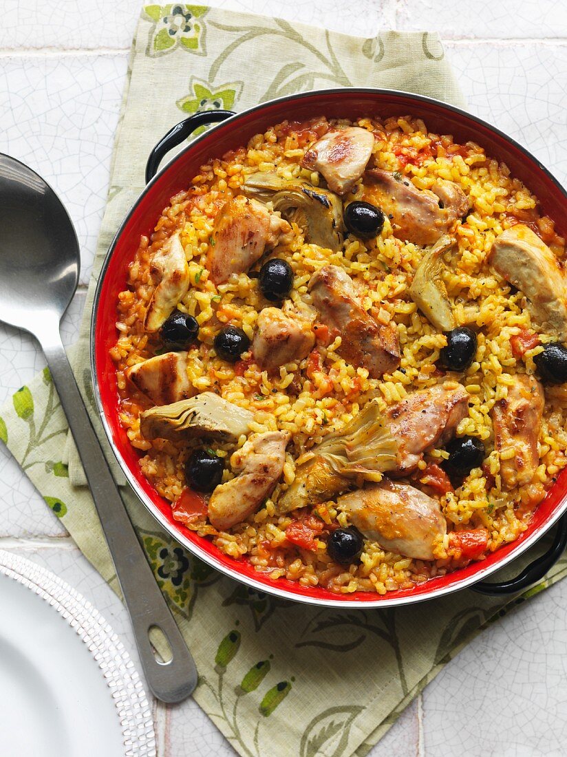 Paella with chicken, artichoke hearts and black olives