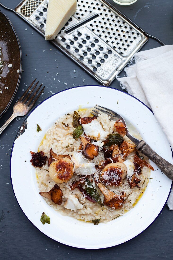 Risotto mit Jakobsmuscheln, Pfifferlingen und Parmesan