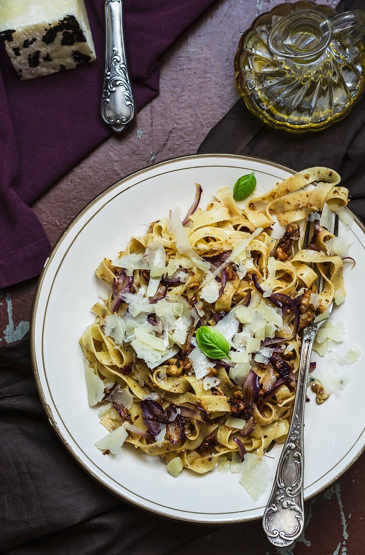 Bandnudeln mit Nüssen und Parmesan