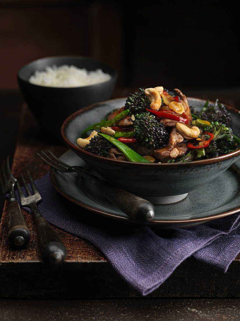 Stir-fried beef with vegetables, cashew nuts and chilli